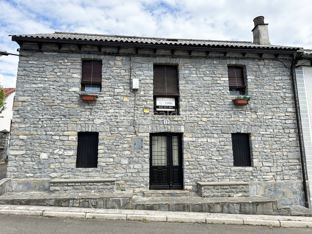 CASA EN ESCUER